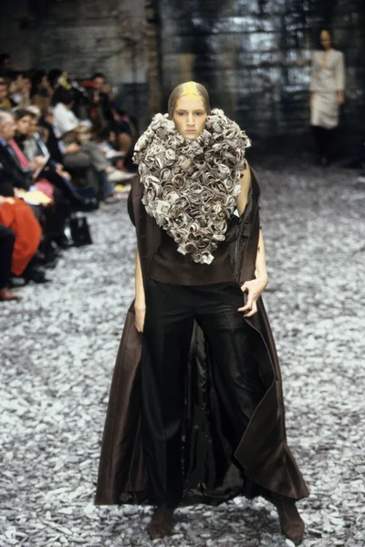 Look 16